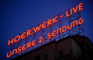 WERK-LIVE Unsere 2. Sendung auf einem Dach vor dunklem Nachthimmel