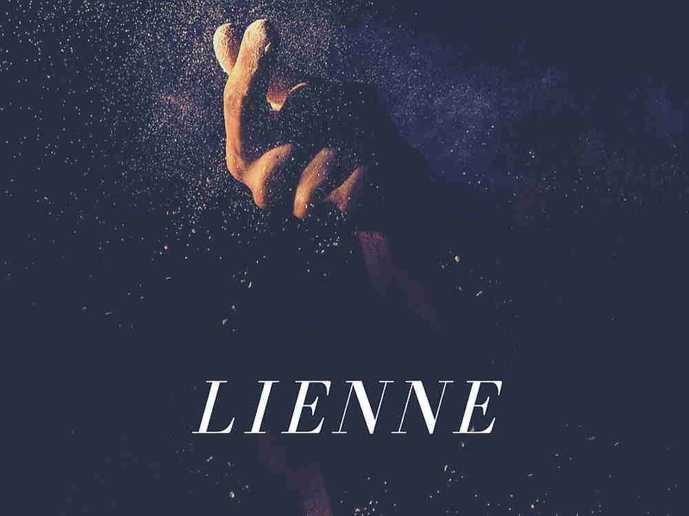 Menschliche Hand mit leuchtendem Staub vor dunklem Hintergrund und Schriftzug Lienne.