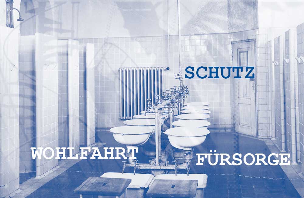 Historischer Waschraum mit mehreren Waschbecken, Fliesenwänden und den Worten Schutz, Wohlfahrt, Fürsorge.