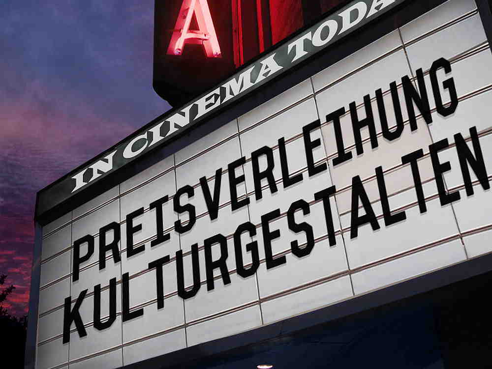 Kinoleuchttafel mit der Aufschrift Preisverleihung Kulturgestalten in schwarzen Großbuchstaben.