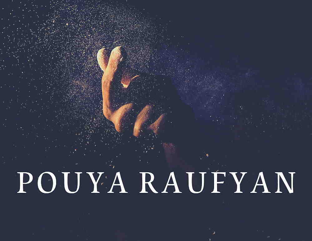 Hand mit Staubpartikeln vor dunklem Hintergrund, darunter der Schriftzug Pouya Raufyan.