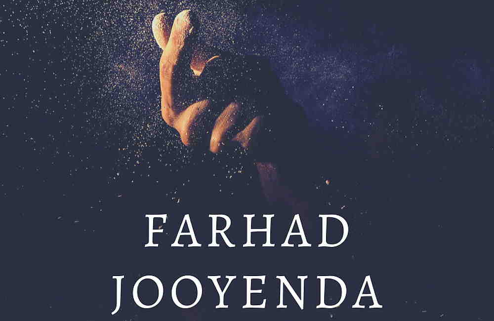 Erhobener Arm und Hand vor dunklem Hintergrund mit schwebenden Partikeln, darunter Name Farhad Jooyenda.