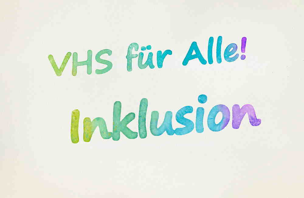 Bunte Schrift zeigt die Worte VHS für Alle Inklusion auf hellem Hintergrund.