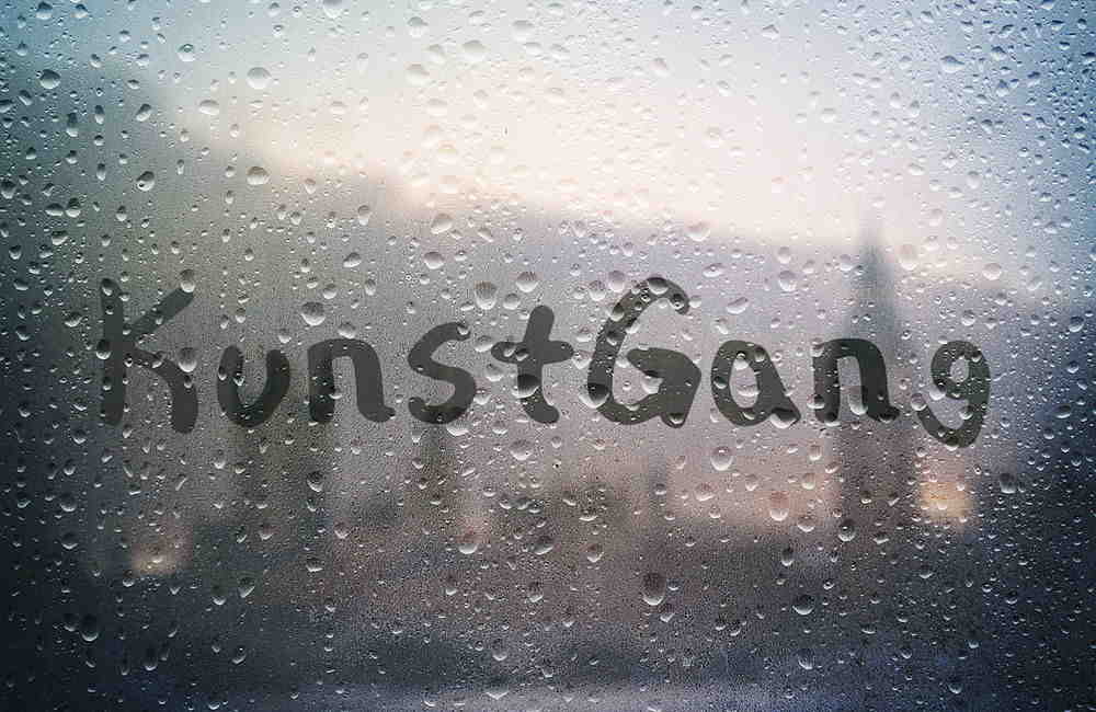 Ans Fenster gemalter Schriftzug "KunstGang"