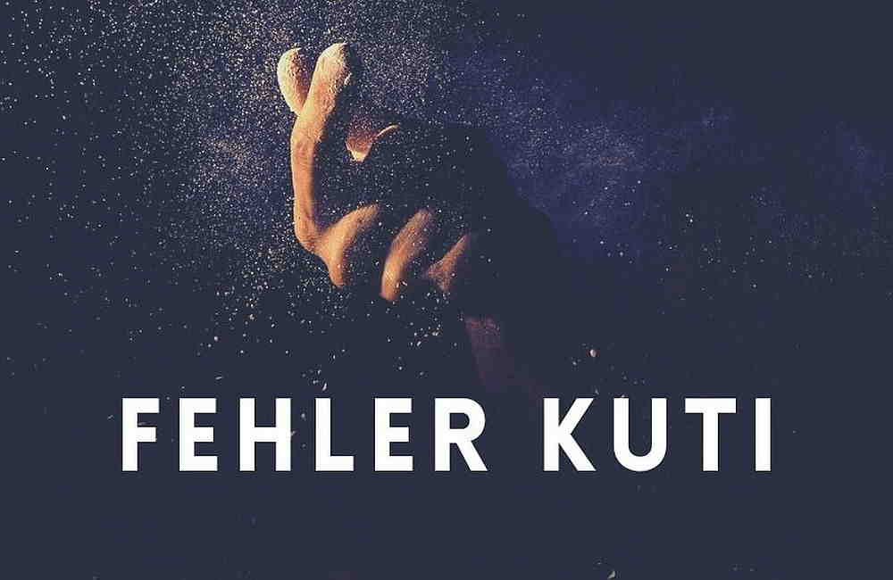 Hand in dunklem Umfeld mit schwebenden Partikeln, darunter der Text FEHLER KUTI.